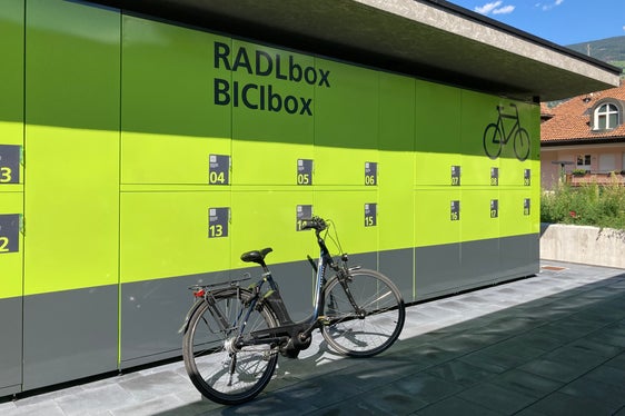 Nelle stazioni ferroviarie di Bressanone (nella foto) e Brunico sono stati creati posti sicuri e box per il parcheggio delle biciclette. (Foto: Sta)