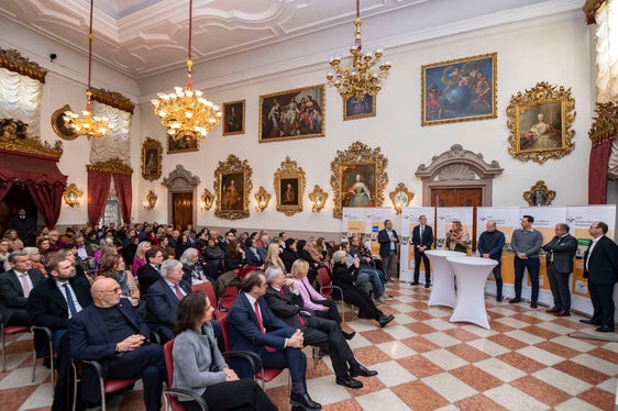 Con l’Audit famigliaelavoro le aziende possono evidenziare il loro impegno a favore della famiglia. Alla cerimonia odierna di consegna degli attestati hanno preso parte 38 delle 104 imprese sinora certificate (Foto: Camera di Commercio/Othmar Seehauser)