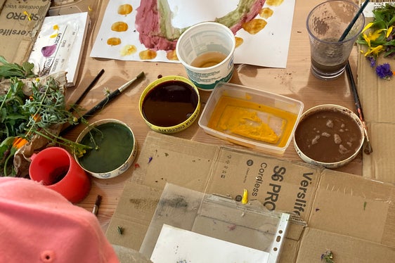 Auch für Kinder gibt es in den Naturparkhäusern ein abwechslungsreiches Programm in den Kinderwerkstätten. (Foto: LPA/Landesamt für Natur/Sarah Hofmann)
