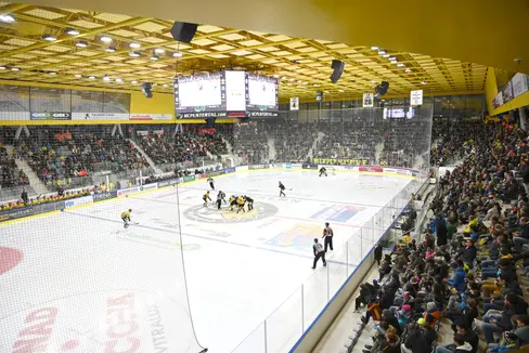 Una suggestiva immagine della Intercable Arena di Brunico. Per contribuire alle spese sull'energia dei palazzi del ghiaccio, la Provincia ha previsto un contributo di 1 milione di euro. (Foto HC Pustertal/Iwan Foppa)
