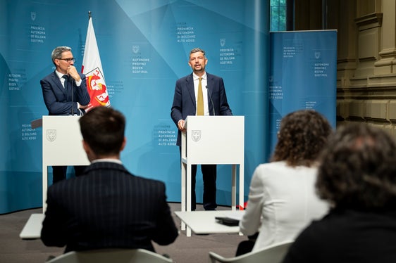 Die Landesregierung stimmte bei ihrer Sitzung am 27. Mai der Aktualisierung des Tarifsystems für den öffentlichen Verkehr in Südtirol zu. Landeshauptmann Arno Kompatscher (links) und Landesrat Daniel Alfreider stellten den Beschluss bei der anschließenden Pressekonferenz vor. (Foto: LPA/Fabio Brucculeri)
