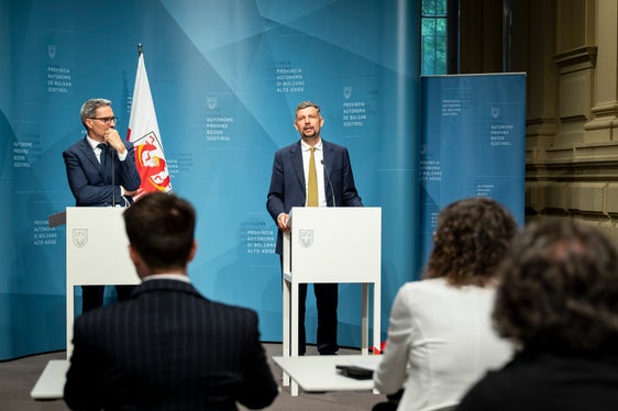 Die Landesregierung stimmte bei ihrer Sitzung am 27. Mai der Aktualisierung des Tarifsystems für den öffentlichen Verkehr in Südtirol zu. Landeshauptmann Arno Kompatscher (links) und Landesrat Daniel Alfreider stellten den Beschluss bei der anschließenden Pressekonferenz vor. (Foto: LPA/Fabio Brucculeri)
