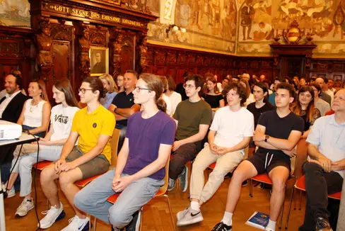 Die bei Mathematik-, Informatik-, Physik- und Chemie- und Philosophieolympiaden bestplatzierten Oberschülerinnen und Oberschüler im Kolpinghaus in Bozen (Foto: LPA/Bildungsdirektion/Verena Hilber)