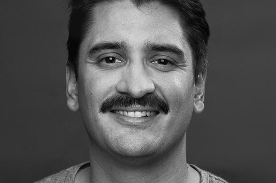 Online-Redakteur und Autor Benjamin Knödler hat gemeinsam mit seiner Mutter Christine ein Jugendsachbuch herausgegeben. (Foto: Roman Beesch)