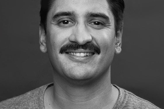 Online-Redakteur und Autor Benjamin Knödler hat gemeinsam mit seiner Mutter Christine ein Jugendsachbuch herausgegeben. (Foto: Roman Beesch)