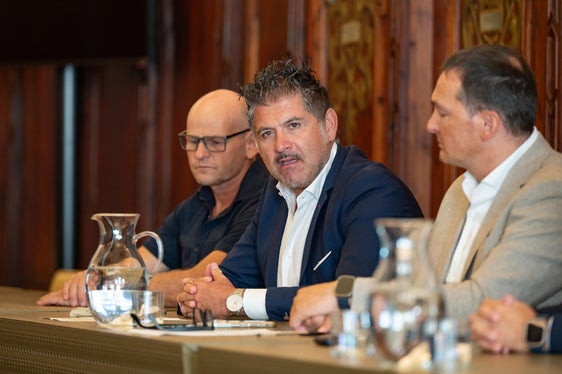 Francesco Berretta (al centro), direttore generale della municipalizzata di Bressanone, ha illustrato le singole misure adottate per proteggere l’approvvigionamento di acqua potabile durante i lavori di costruzione dell’afflusso sud del BBT. (Foto: USP/Greta Stuefer)