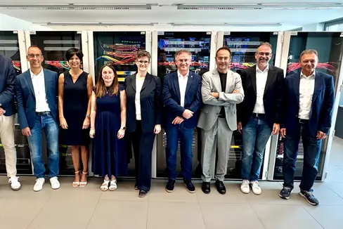 Il nuovo Consiglio d'amministrazione della Radiotelevisione Azienda Speciale dell’Alto Adige (RAS) ha definito le linee guida per il periodo 2026-2029 (da sinistra): Fabio Covelli (direttore amministrativo della RAS), Marco Losso (membro del Consiglio di amministrazione), Norma Anna Waldner (presidente dell'Organo di controllo), Verena Komar (membro dell’Organo di controllo), Vera Malleier (presidente della RAS), Markus Rabanser (membro del Consiglio di amministrazione), Moreno Felline (membro dell’Organo di controllo), Christian Canal (direttore tecnico della RAS) e Georg Plattner (direttore della RAS). (Foto: RAS)