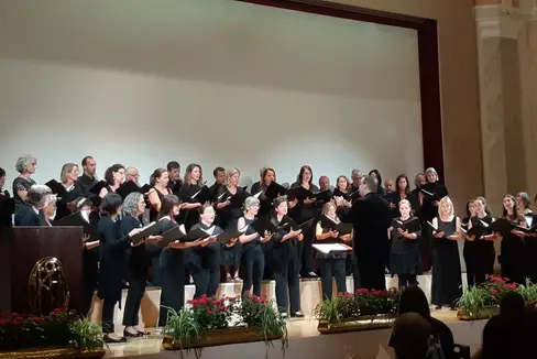 Der Lehrerinnen- und Lehrerchor der Landesmusikschuldirektion setzte musikalische Akzente bei der Eröffnungstagung im Meraner Kurhaus. (Foto: LPA/Landesmusikschuldirektion)