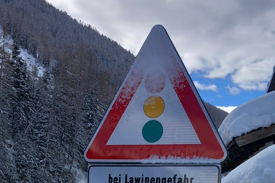 Damit niemand mehr von Lawinen überrascht wird, gibt es ein neues innovatives Frühwarnsystem auf der Staatsstraße (SS 621) in Prettau. (Foto: LPA/Landesabteilung Straßendienst)