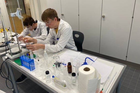 Adrian Messner von der Technologischen Fachoberschule Bruneck beim Praxiswettbewerb des österreichischen Bundeswettbewerbs der Chemieolympiade. (Foto: LPA/Roswitha Maurer)