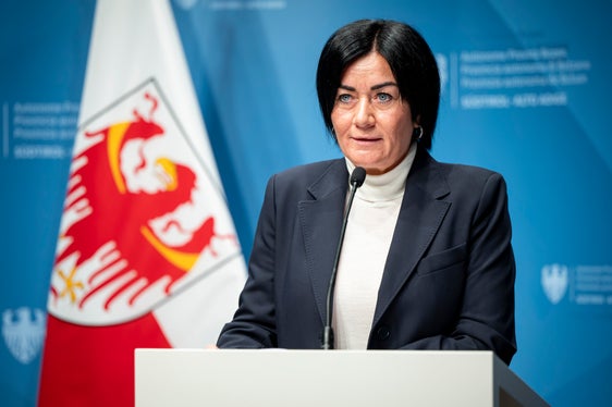 Wohnlandesrätin Ulli Mair erklärte am 3. Dezember die Zielsetzung der neuen Richtlinien bei der Gewährung von Beiträgen für Bau, Kauf oder Sanierung des Eigenheims: Die Verfahren werden künftig deutlich unbürokratischer, zugänglicher und spürbar schneller. Gleichzeitig sorgt die Anhebung der Beiträge und Einkommensgrenzen dafür, dass die Förderung deutlich höhere Unterstützung bietet. (Foto: LPA/Fabio Brucculeri)