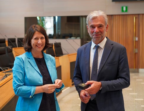La ministra Daniela Schmitt con l'assessore Arnold Schuler (Foto: ASP)