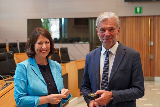 Ministerin Daniela Schmitt hat sich bei Landesrat Arnold Schuler über Südtirols Tourismusstrategie informiert. (Foto: LPA)