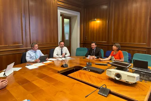 Da sinistra l'assessore provinciale all'Agricoltura Luis Walcher e l'assessore allo Sviluppo economico Marco Galateo all'incontro sull'agricoltura altoatesina presso il Ministero dell'Agricoltura a Roma (Foto: ASP)