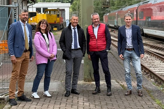 Al sopralluogo a Prato Isarco (da sinistra): l'assessore provinciale Daniel Alfreider, Marta Marini dell'Ufficio Aria e rumore, l'assessore provinciale Peter Brunner, il sindaco di Cornedo all'Isarco Albin Kofler e Alexander Pastore di STA. (Foto: USP/Ingo Dejaco)