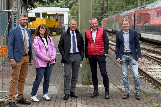 Ziel ist es, die Lärmbelastung durch die Brennerbahn zu reduzieren und die Lebensqualität der Bevölkerung zu verbessern, betonten Landesrat Daniel Alfreider (von links), Marta Marini vom Landesamt für Luft und Lärm, Landesrat Peter Brunner, Bürgermeister Albin Kofler und Alexander Pastore von der STA beim gemeinsamen Lokalaugenschein in Blumau. (Foto: LPA/Thomas Bodner)