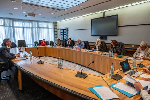 Il presidente della Provincia Arno Kompatscher (a sinistra) e la Consulta provinciale per la tutela dei consumatori, da lui presieduta, hanno approvato la relazione annuale del Centro tutela consumatori utenti dell'Alto Adige (CTCU). (Foto: USP/Greta Stuefer)