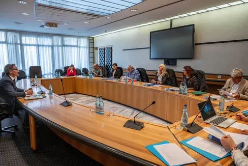 Il presidente della Provincia Arno Kompatscher (a sinistra) e la Consulta provinciale per la tutela dei consumatori, da lui presieduta, hanno approvato la relazione annuale del Centro tutela consumatori utenti dell'Alto Adige (CTCU). (Foto: USP/Greta Stuefer)