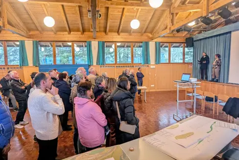 “Il confronto diretto con la popolazione è fondamentale per portare avanti progetti di questo tipo in modo condiviso e trasparente”, sottolinea l’assessore provinciale alle Infrastrutture e alla Mobilità Daniel Alfreider, intervenuto all'Info Day sulla circonvallazione di Mules. (Foto: USP/Ingo Dejaco)