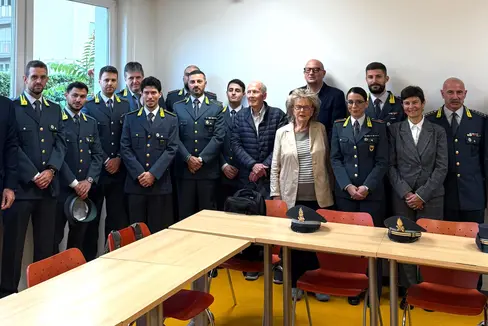 Sono 16 i finanzieri coinvolti nel percorso formativo, articolato in due corsi intensivi di livello base della durata complessiva di 100 ore, che si terranno presso il Centro studi Palladio a Bolzano. Nella foto (primo da sinistra), il vicepresidente della Provincia Marco Galateo posa con i finanzieri che prenderanno parte al corso. Nella foto (primo da destra) il colonnello Giuseppe Dinoi, la direttrice Donatella Ricchetto (seconda da destra in prima fila) e la docente di seconda lingua Paola Corradini (quarta da destra). Foto: USP