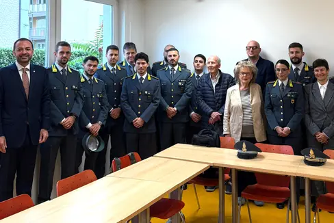 16 Finanzpolizistinnen und Finanzpolizisten nehmen am Ausbildungsprogramm teil, das sich in zwei Intensivkurse auf Grundstufe mit einer Gesamtdauer von 100 Stunden gliedert und im Centro Studi Palladio in Bozen stattfindet. Im Bild: Landesrat Marco Galateo (links), Oberst Giuseppe Dinoi (von rechts), Amtsdirektorin Donatella Ricchetto sowie die Lehrperson Paola Corradini (vierte von rechts) mit den Teilnehmerinnen und Teilnehmern des Kurses.
(Foto: LPA)