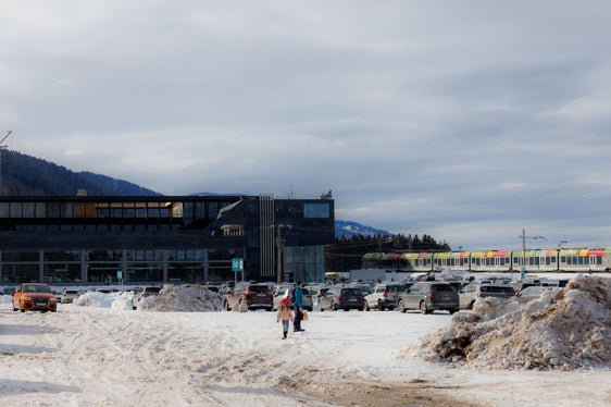 Landesrat Daniel Alfreider lobt die gute Zusammenarbeit aller in der Mobilität beteiligten Partner: Teamwork ist entscheidend, um auch an verkehrsreichen Tagen Ordnung, Sicherheit und überschaubare Fahrzeiten gewährleisten zu können. (Foto: LPA/Ivan Brentegani)
