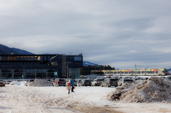 Landesrat Daniel Alfreider lobt die gute Zusammenarbeit aller in der Mobilität beteiligten Partner: Teamwork ist entscheidend, um auch an verkehrsreichen Tagen Ordnung, Sicherheit und überschaubare Fahrzeiten gewährleisten zu können. (Foto: LPA/Ivan Brentegani)