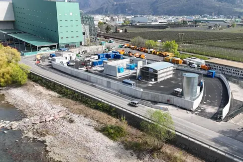 La Giunta provinciale ha autorizzato, nella seduta di venerdì 10 aprile, la costituzione di una società di scopo nell’ambito del progetto Hydrogen Adige Valley, iniziativa strategica per la generazione di energia e la decarbonizzazione del trasporto pubblico locale. Nella foto, il sito in cui sorgerà l'impianto per la produzione di idrogeno a Bolzano sud. (Foto: USP/SASA SpA)