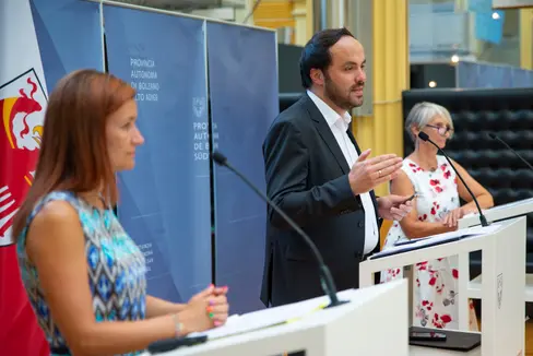 I giovani hanno bisogno di attenzione, rispetto e comprensione. Così l'assessore Philipp Achammer, al centro, insieme alle direttrici Falkensteiner (a sinistra) e Baumgartner, durante la conferenza stampa di presentazione delle misure future a favore dei giovani in Alto Adige (Foto: ASP/Fabio Brucculeri)