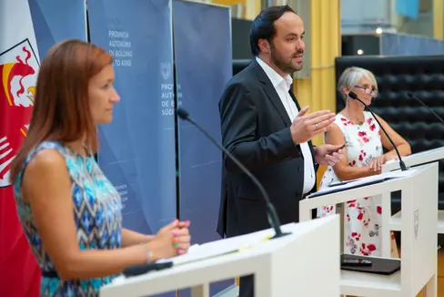 I giovani hanno bisogno di attenzione, rispetto e comprensione. Così l'assessore Philipp Achammer, al centro, insieme alle direttrici Falkensteiner (a sinistra) e Baumgartner, durante la conferenza stampa di presentazione delle misure future a favore dei giovani in Alto Adige (Foto: ASP/Fabio Brucculeri)