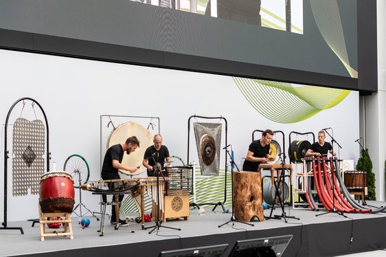 Live act von Max Castlunger und der Upcycling Music Band (Foto: LPA/Luca Guadagnini)