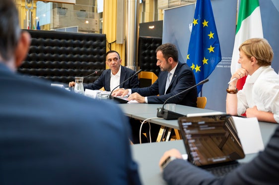 Una piattaforma rivolta al presente e al futuro economico dell'Alto Adige. Nella foto (da sinistra), il direttore del Dipartimento Cultura italiana e Sviluppo economico Antonio Lampis, il vicepresidente Marco Galateo e la direttrice della Ripartizione Sviluppo economico, Manuela Defant. (Foto: USP/Fabio Brucculeri)
