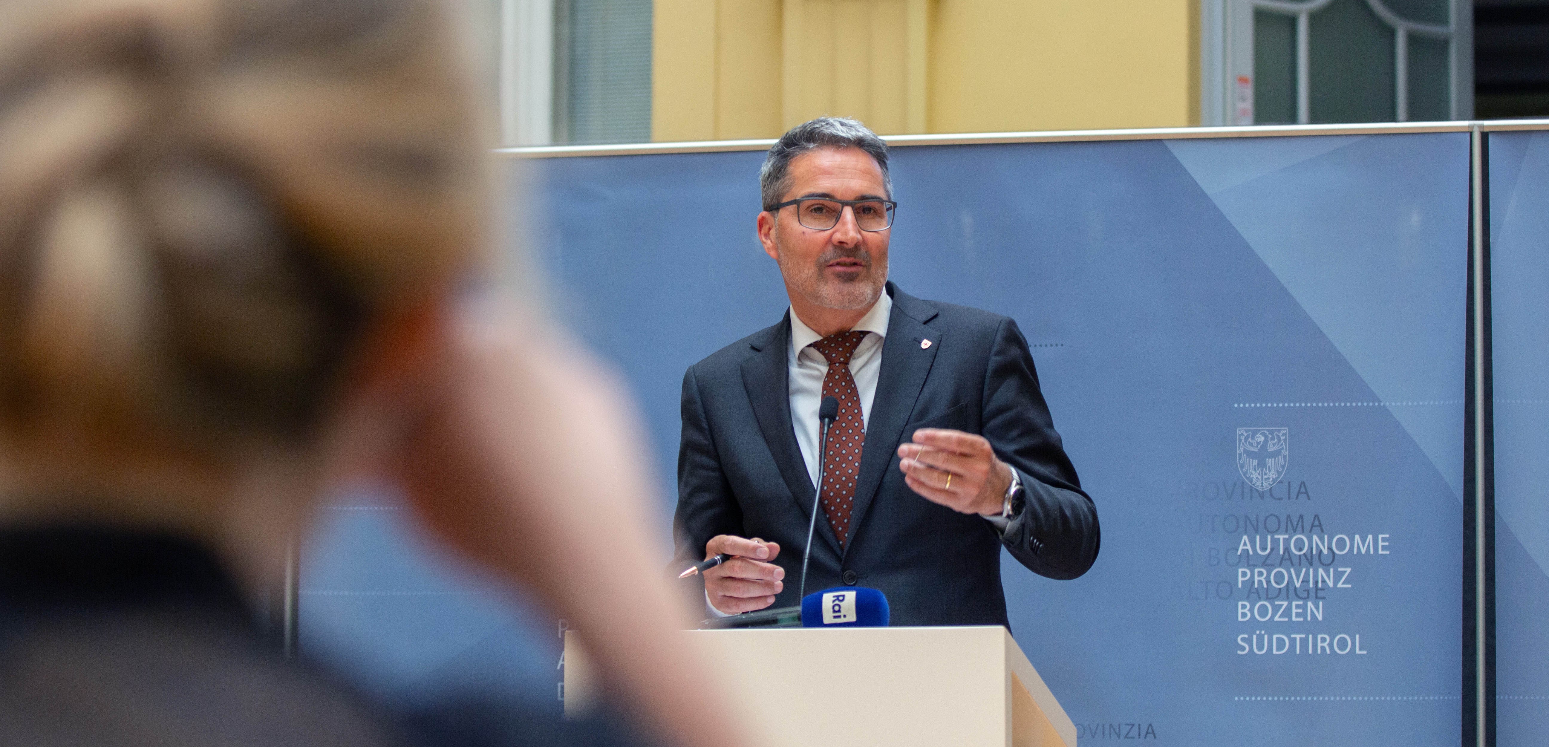 Il presidente Arno Kompatscher assume la presidenza della Consulta provinciale per la tutela di consumatori e utenti; oggi (16 aprile) la nomina dei membri della Consulta è stata approvata dalla Giunta provinciale. (Foto: ASP/Fabio Brucculeri)