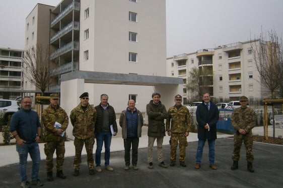 Das dritte Wohngebäude auf dem Militärareal in der Bozner Reschenstraße wurde früher als geplant fertiggestellt: Landesrat Bessone (2.v.r.) mit Architekt, Ingenieuren und Heeresvertretern bei der Übergabe am 17. März. (Foto: LPA/Igor Cocca)