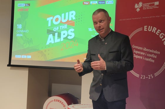 Der Generalsekretär der Euregio, Christoph von Ach, erklärte, dass die Tour of the Alps für die Euregio mehr als ein Projekt sei, nämlich eine Berufung. (Foto: Euregio/Armin Gluderer)