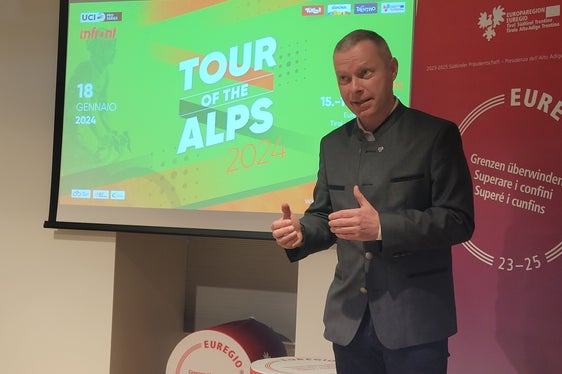 Der Generalsekretär der Euregio, Christoph von Ach, erklärte, dass die Tour of the Alps für die Euregio mehr als ein Projekt sei, nämlich eine Berufung. (Foto: Euregio/Armin Gluderer)