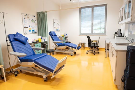 Einer der Behandlungsräume im Gemeinschaftszentrum Naturns, das seit Jahren als Gesundheits- und Sozialsprengel genutzt wird. Nun verfügt es auch über ein Ambulatorium für kleine Dringlichkeiten. (Foto: LPA/Bernhard Aichner)