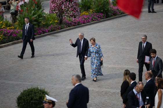 Der österreichische Bundespräsident Alexander Van der Bellen kam gemeinsam mit seiner Frau Doris Schmidauer zu Fuß über die Kurpromenade zum Kurhaus. (Foto: LPA/Bernhard Aichner)