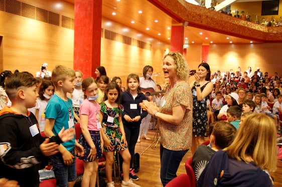 Ein Singfest in St. Michael mit 500 Grundschülerinnen und Grundschüler beendete heute das Projekt Singende Klasse – Singende Schule, das nun aufs ganze Land ausgedehnt werden soll. (Foto: LPA/Deutsche Bildungsdirektion/Verena Hilber)
