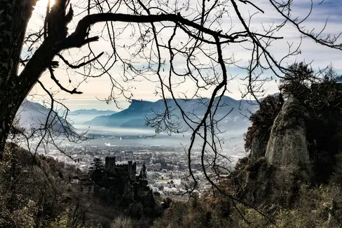 L'anno va in archivio con questo bellissimo scatto: sullo sfondo Castel Tirolo e il Burgraviato. Il 2024 in Alto Adige è stato uno degli anni più caldi dall'inizio delle registrazioni. A Bolzano registrate numerose notti tropicali. Precipitazioni dal 10 al 40% in più rispetto alla media a lungo termine. (Foto: USP/Martin Geier)
