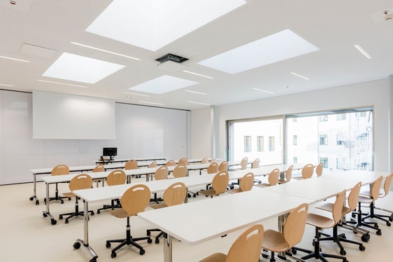 Die neue Klassenräume wurden mit nachhaltigen Materialien gebaut und technisch bestens ausgestattet. (Foto: Landesamt für Hochbau West/Paolo Tenaglia)