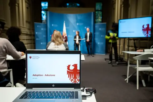 27 Kinder wurden im Vorjahr in Südtirol adoptiert: 10 über eine nationale Adoption, 11 über eine Adoption nach Art. 44 (sprich eine Adoption in besonderen Fällen, zum Beispiel eine Adoption eines Waisenkindes durch Verwandte) und 6 über eine internationale Adoption. Diese und weitere Informationen wurden am 6. November im Rahmen einer Pressekonferenz vorgestellt. (Foto: LPA/Fabio Brucculeri)