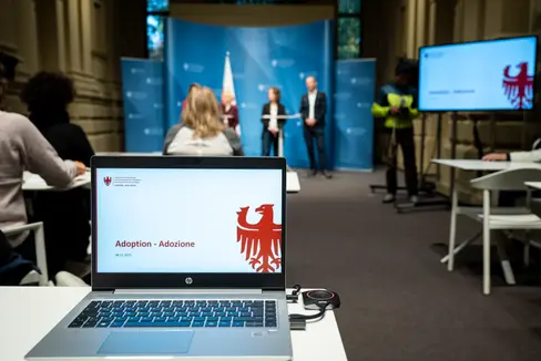 27 Kinder wurden im Vorjahr in Südtirol adoptiert: 10 über eine nationale Adoption, 11 über eine Adoption nach Art. 44 (sprich eine Adoption in besonderen Fällen, zum Beispiel eine Adoption eines Waisenkindes durch Verwandte) und 6 über eine internationale Adoption. Diese und weitere Informationen wurden am 6. November im Rahmen einer Pressekonferenz vorgestellt. (Foto: LPA/Fabio Brucculeri)