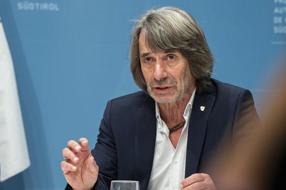 Durch die Auslandsaufenthalte ermögliche das Land es Ärztinnen und Ärzten klinische Expertise und hochspezialisiertes Fachwissen aufzubauen und weiterzuentwickeln. Die erworbenen Kenntnisse kämen dann unmittelbar den Patientinnen und Patienten in Südtirol zugute, sagt Gesundheitslandesrat Hubert Messner. (Foto: LPA/Fabio Brucculeri)