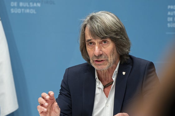 Grazie le esperienze formative all'estero, la Provincia consente ai medici di acquisire e sviluppare ulteriormente expertise clinica e professionalità altamente specializzate. Le conoscenze acquisite vanno poi a diretto beneficio dei pazienti altoatesini, afferma l'assessore alla Salute Hubert Messner. (Foto: USP/Fabio Brucculeri)