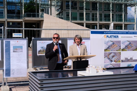 Hochbau-Landesrat Christian Bianchi (links im Bild) und Gesundheitslandesrat Hubert Messner freuen sich darauf, dass es 2027 ein neues Studentenheim in Bozen geben wird, das vor allem für Studierende des Ausbildungszentrums Claudiana und der künftigen Medizin-Fakultät vorgesehen ist. (Foto: LPA/Gianluca Crocco)