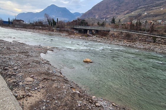 Das Landesamt für Wildbach- und Lawinenverbauung Süd hat im Eisack im Bereich zwischen dem Mila-Gelände und der Virglbrücke Buhnen errichtet, Fischsteine verlegt und Material in das Bachbett eingebracht und damit den Flusslauf gestaltet und ökologisch aufgewertet. (Foto: LPA/Landesamt für Wildbach- und Lawinenverbauung Süd)