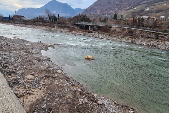 Una bella immagine del fiume Isarco. Gli interventi di messa in sicurezza degli argini garantiranno anche un miglioramento della situazione ambientale nell'intera zona, a beneficio soprattutto della fauna ittica. (Foto: Ufficio Sistemazione bacini montani Sud)