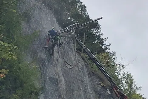 Am Hang oberhalb der Staatsstraße in Pontives haben die Mitarbeiter des Straßendiensts und externer Unternehmen die Steinschlagschutznetze erneuert. (Foto: LPA/Straßendienst)