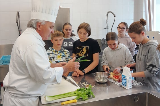 Uno sguardo all'ampia offerta del programma di cultura giovanile 2024/2025: la cucina a Rodengo. (Foto: USP/Ufficio Servizio giovani)